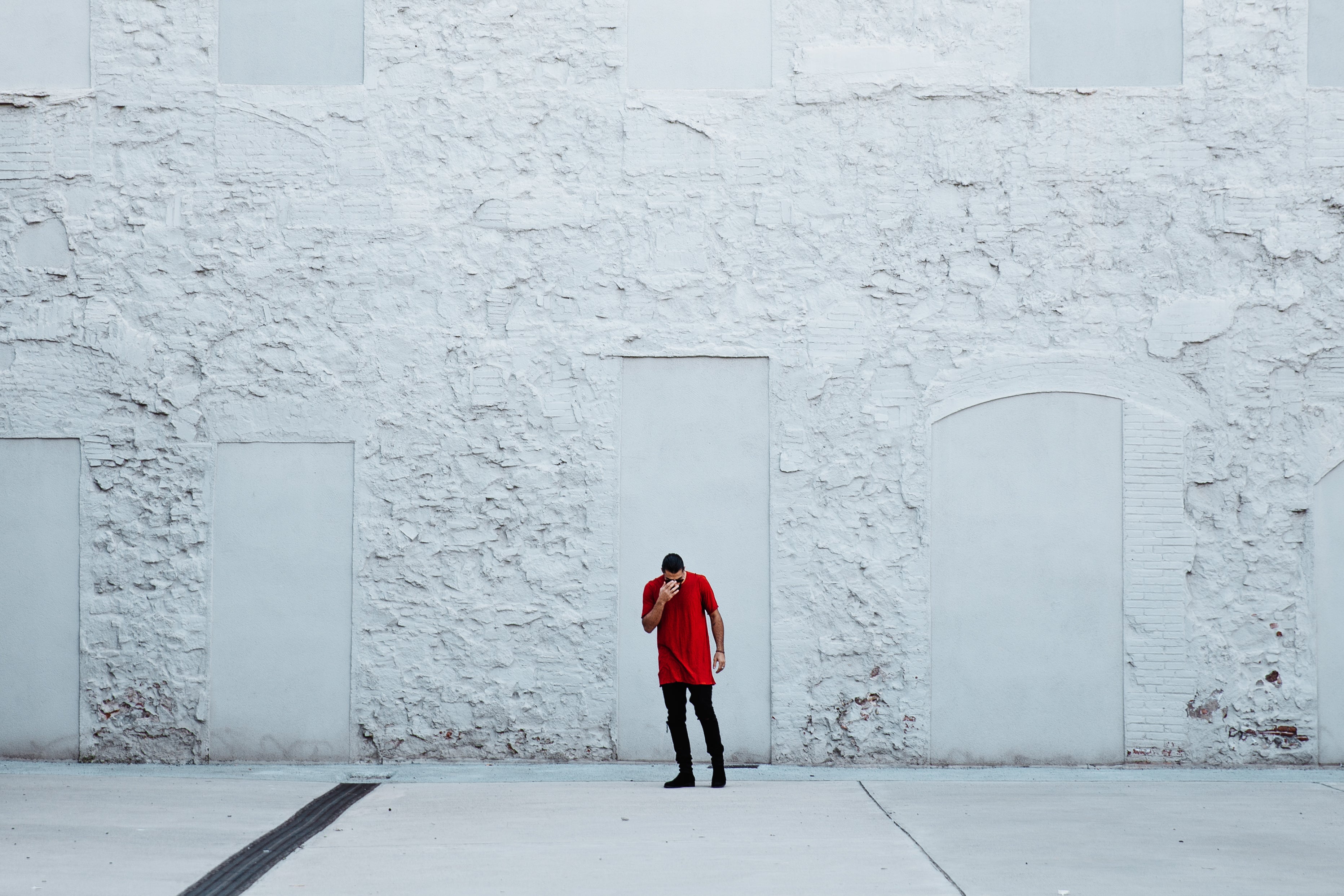 files/fashionable-man-by-textured-wall.jpg